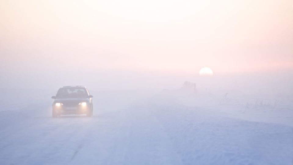突然の雪にも慌てない、雪道で安全運転するための「すべらない話」