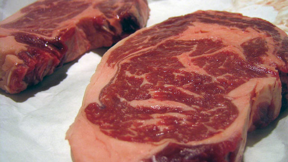 肉汁たっぷりのおいしいステーキを焼くコツは、「しっかりした霜降りの肉を選ぶこと」にあり
