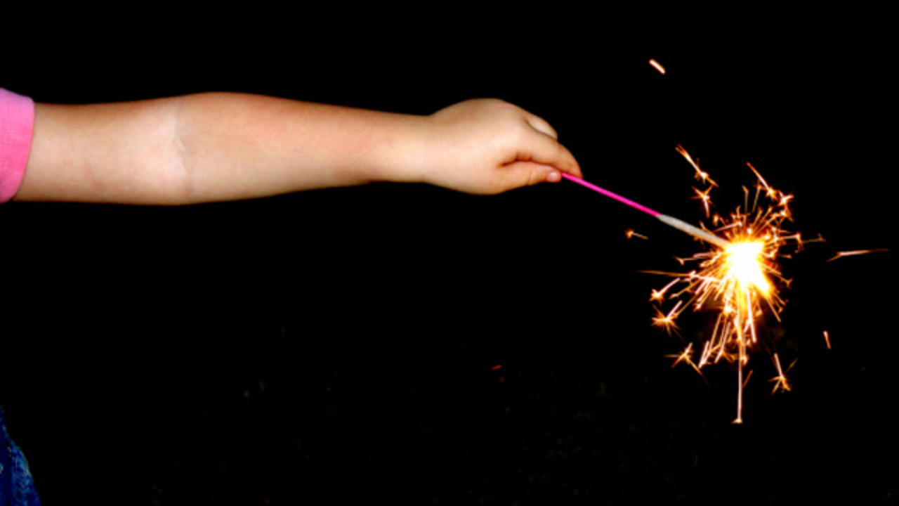 ロックバスター 子どものやけどを防ぐための 手持ち花火シールド を作る ライフハッカー 日本版