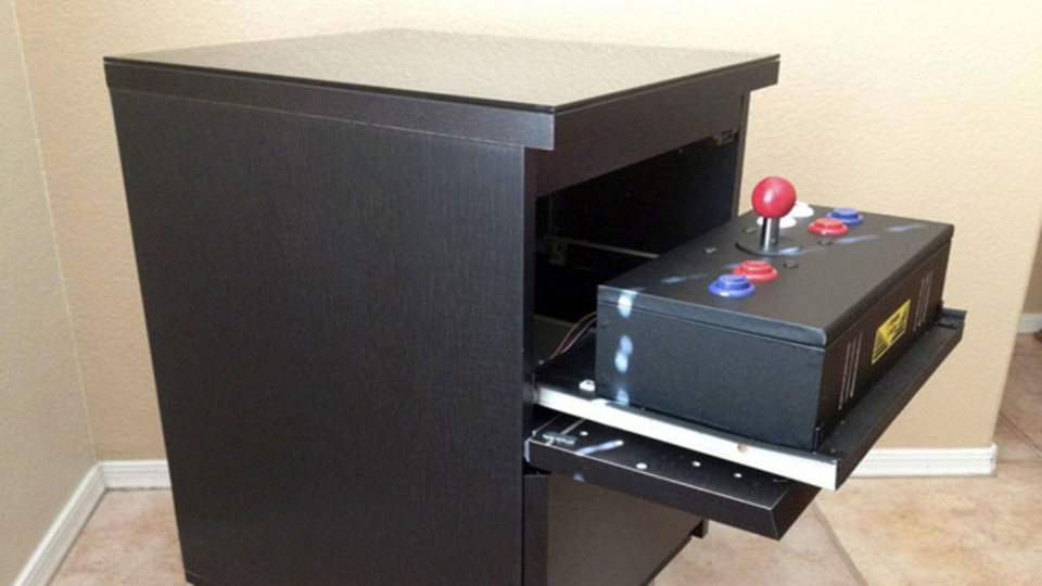 イケアのナイトスタンドが懐かしのゲームセンターキャビネットに変身するDIY