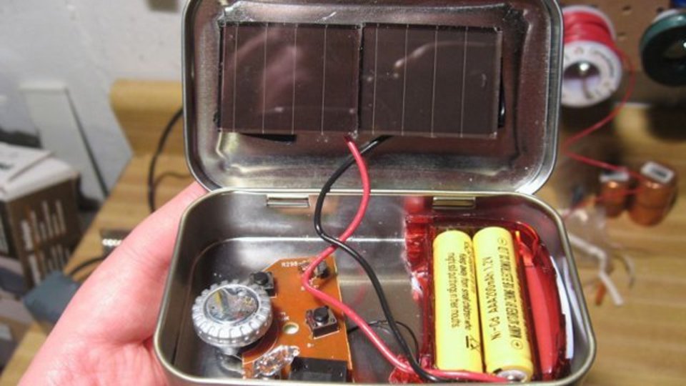 緊急時に役立つソーラーラジオをキャンディーの空き缶でDIY