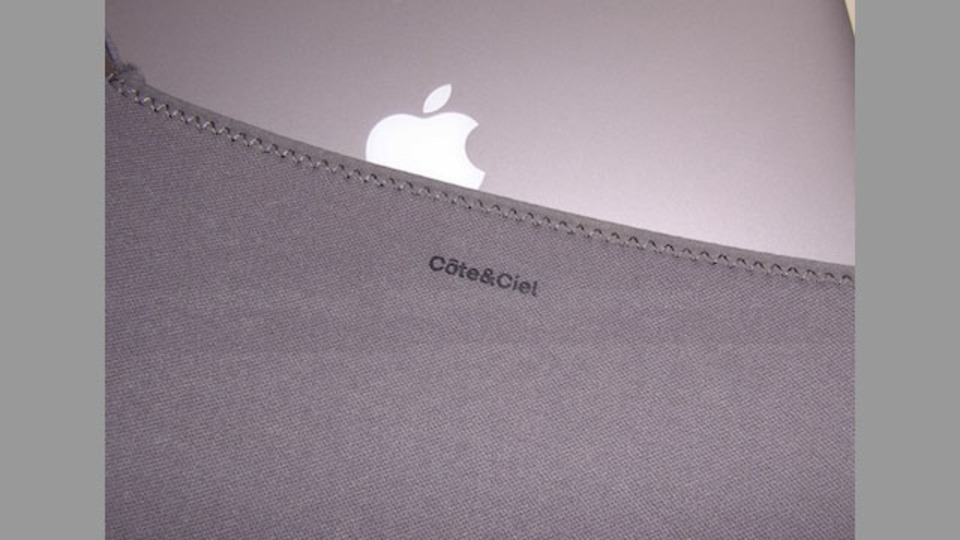ぴったりフィットで場所を取らないMacBook用インナーケース