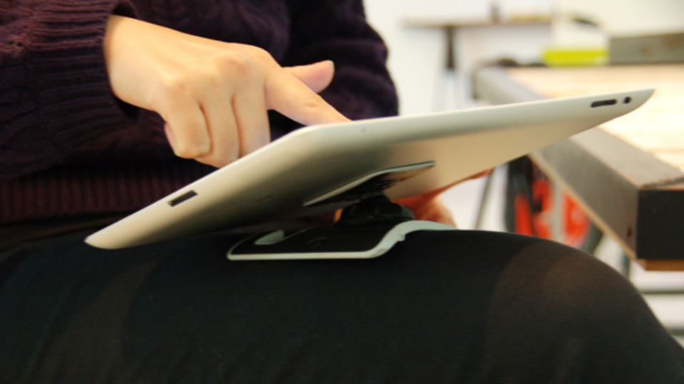 ピタっとフィットしてコンパクト! タブレット携帯スタンド「PadPivot」