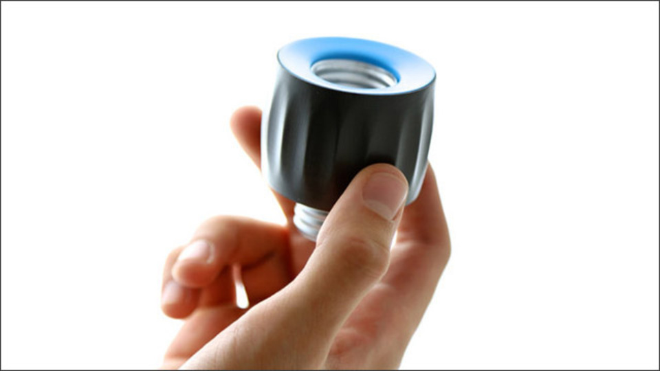 ベッドルームにぴったり! スマホで部屋の明かりを自由に操作できる電球ソケット