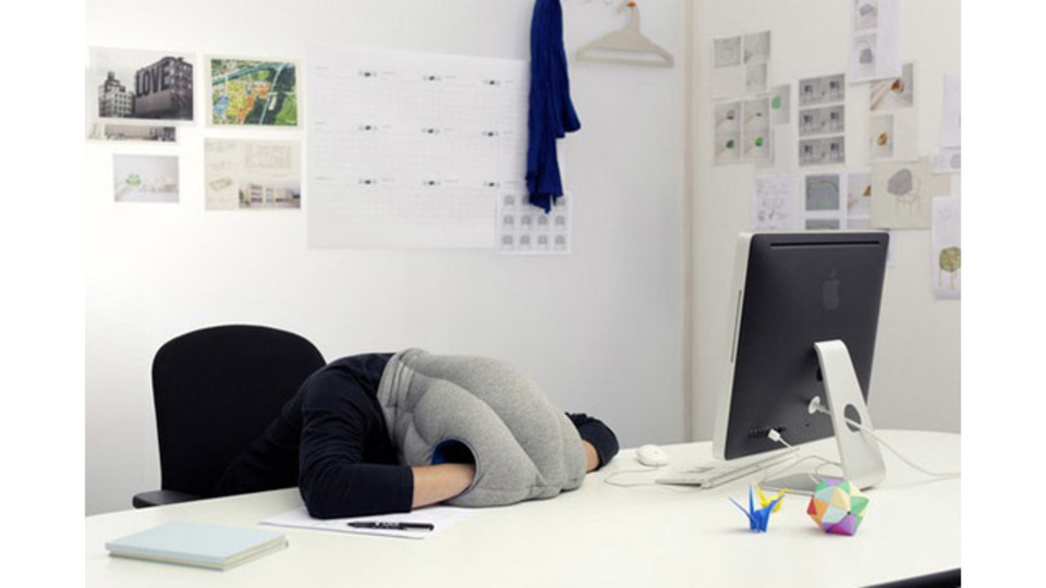 デスクで仮眠を取るときのための「頭からかぶる」クッション