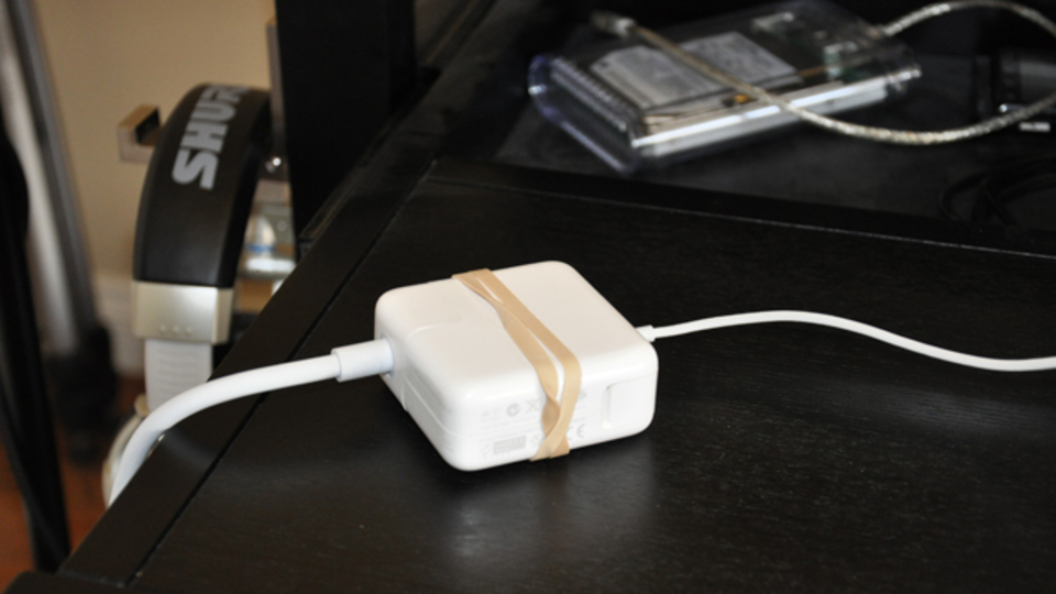 輪ゴムを巻きつければ電源アダプタが机からずり落ちない