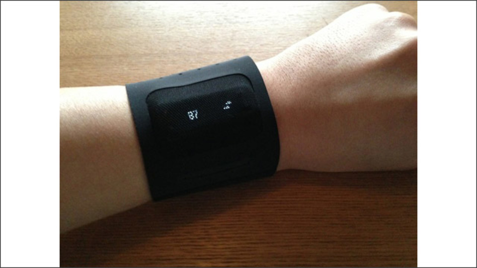 レビュー:iPhoneで健康管理! 持っているだけで日々の活動を記録してくれる「fitbit one」