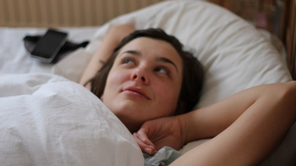 どうして眠る前にあれこれ考えてしまうの?