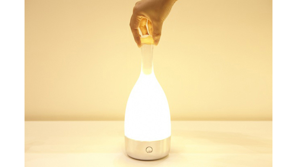 部屋中に持ち運べる良デザイン! ボトル型LEDランプ「Bottled」