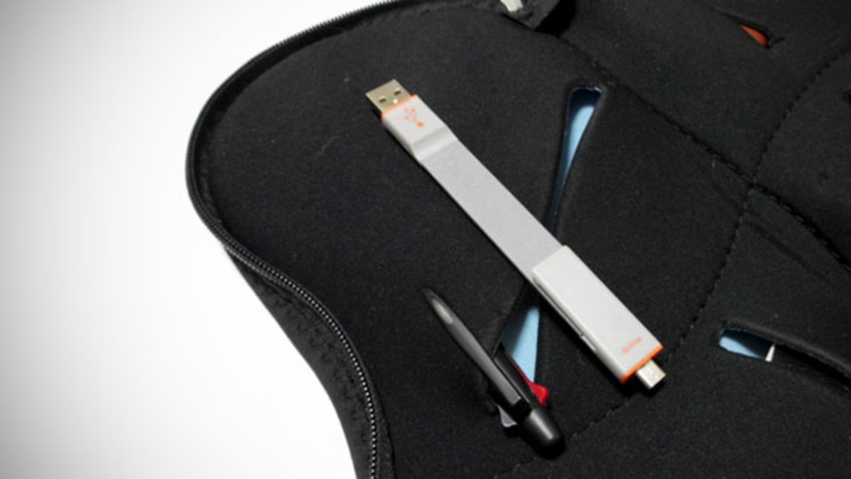 携帯性抜群のUSBケーブル。ペン感覚でスッキリ持ち歩ける「AViiO READY CLIP」