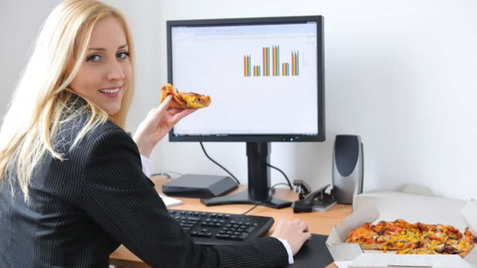 ながら食いのあなたへ:コンピュータの周りを汚さない食べ物は!?