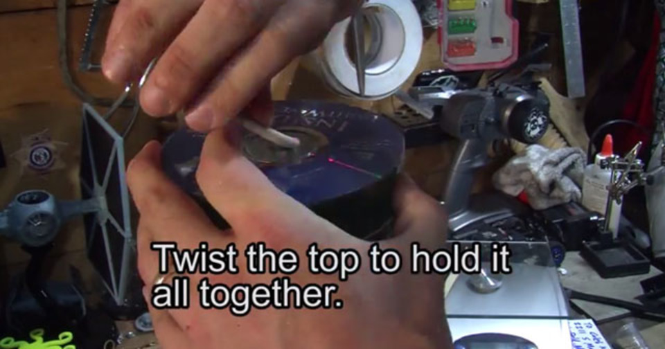 使わなくなった大量のCD、どうしてる? 照明器具にDIYするアイデア