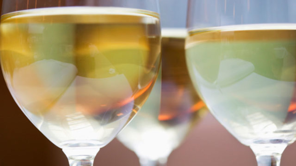 注ぐだけでワインを飲み頃にする!?「魔法のワイングラス」