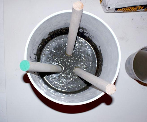 カットした木材を椅子の足として、直接コンクリートミックスの中に突っ込みます。