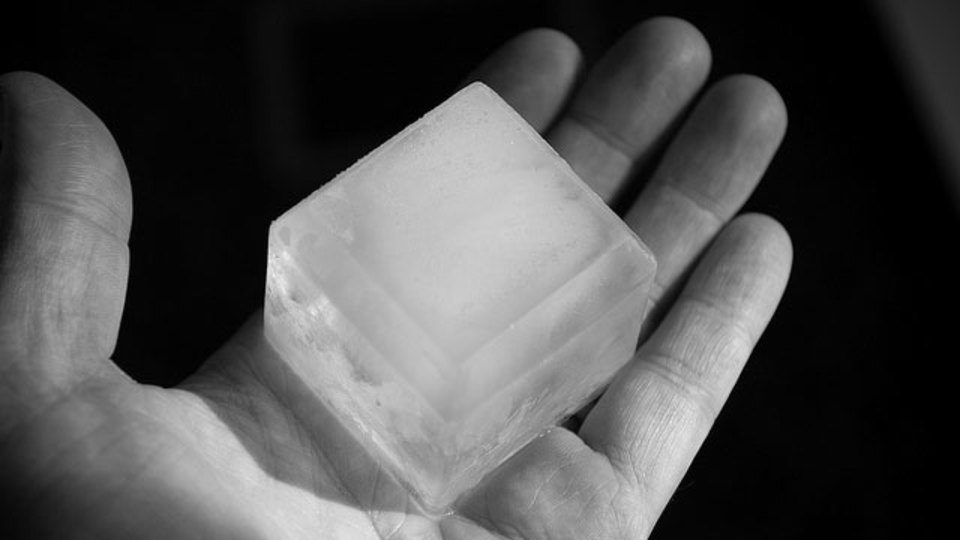鼻づまりの理にかなった解決方法:氷を頬張る
