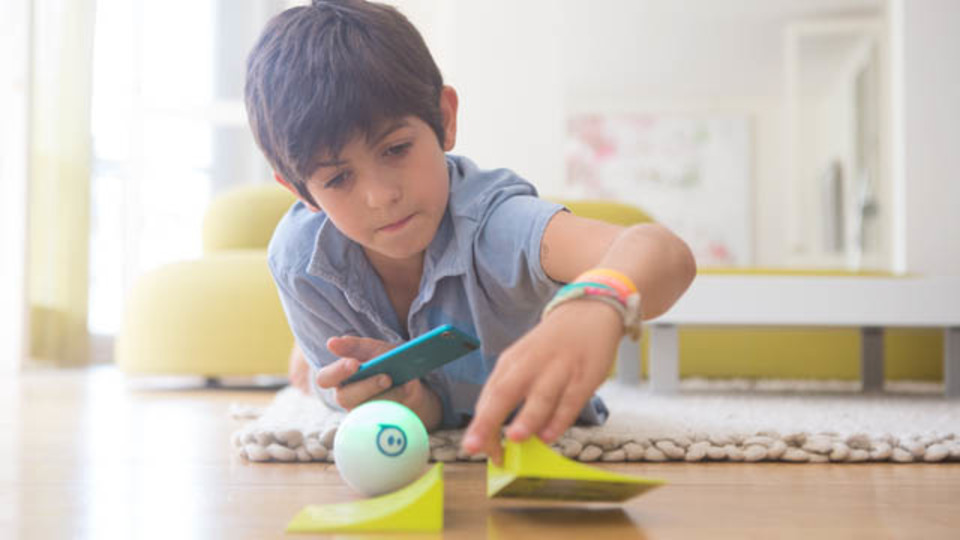 スマホで操作するボール「Sphero」で子どもにプログラムを学ばせる【日本正式販売開始】
