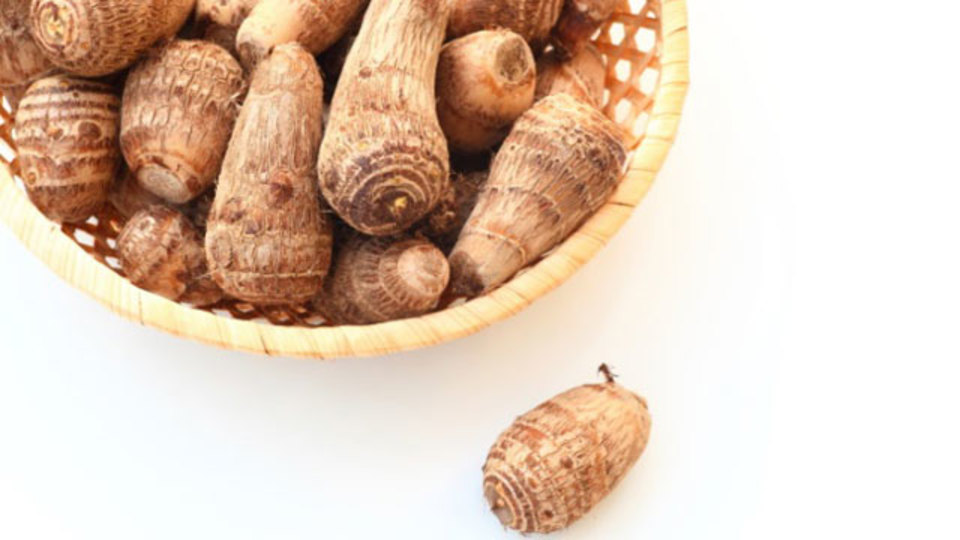 包丁を使わずに里芋の皮をスルッとむく方法