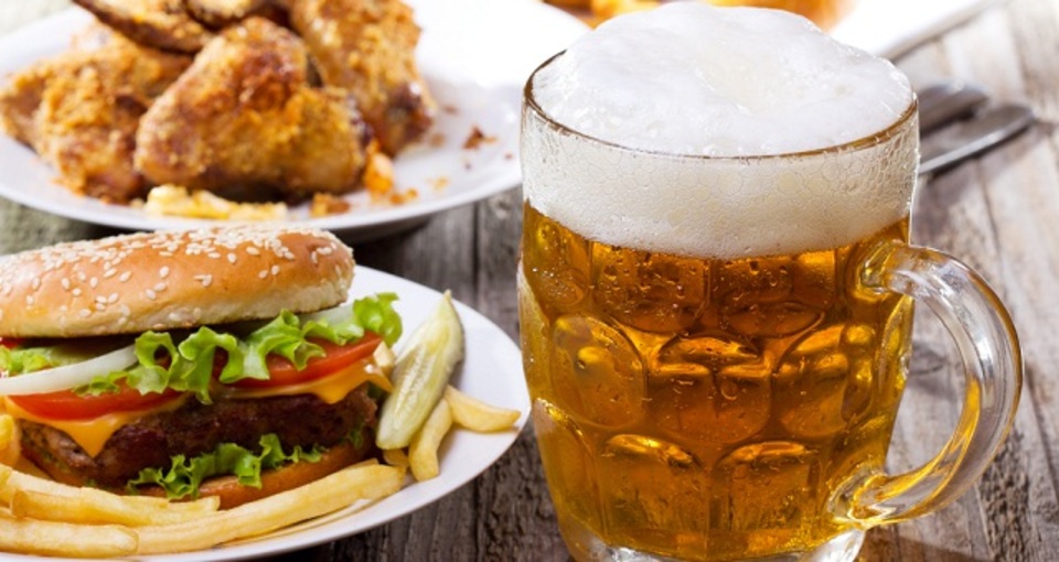 お酒を飲むと高カロリーなジャンクフードを食べたくなる理由が明らかに