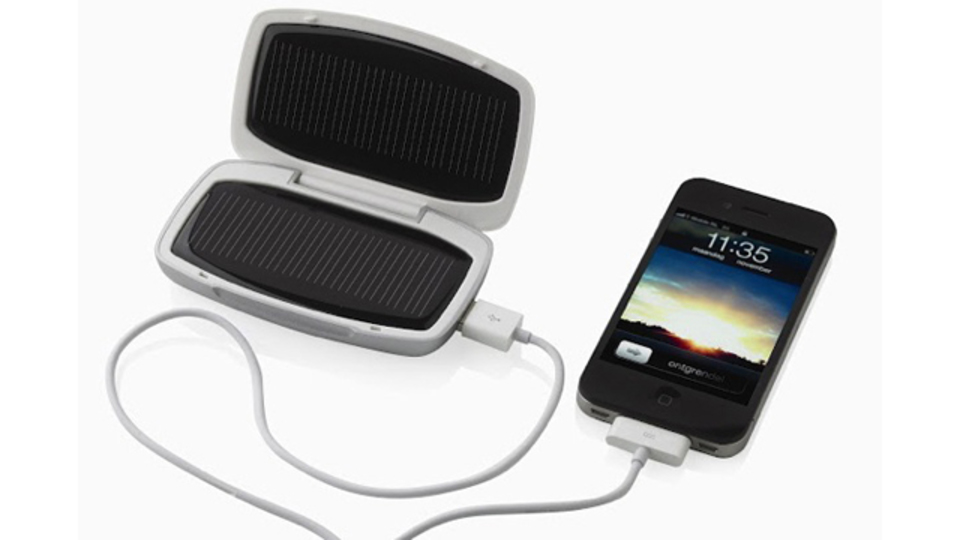 ペタっと窓に貼り付けて使うソーラーパネル式充電器「Sol」