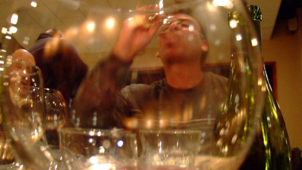 研究で判明。ワインを飲み過ぎない秘訣はグラスの選び方&注ぎ方にあった
