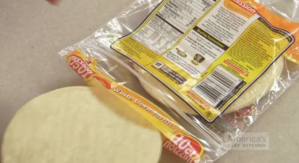 焼きたてのクッキーを贈る時は、トルティーヤも一緒に入れるといい
