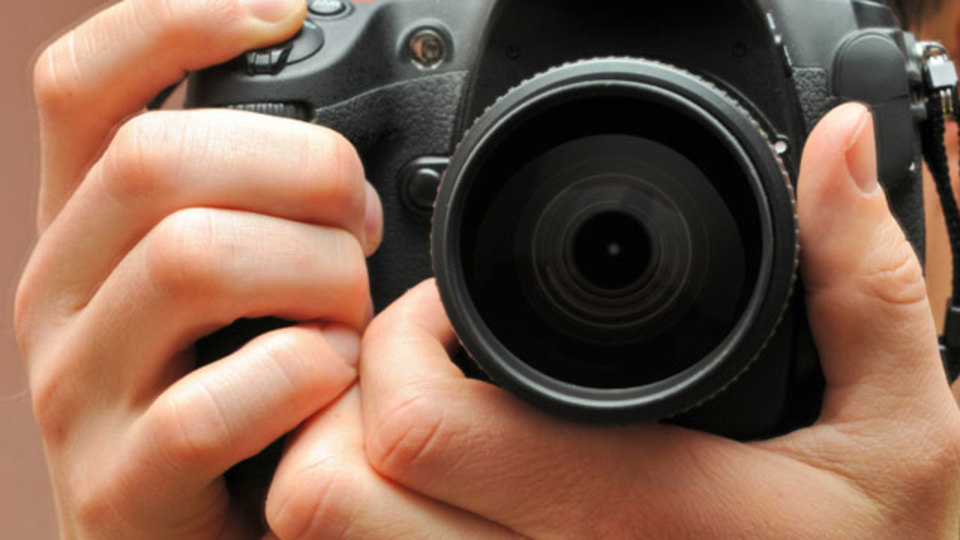 写真に撮ると忘れやすくなる、けど接写すれば覚えやすくなる:研究結果