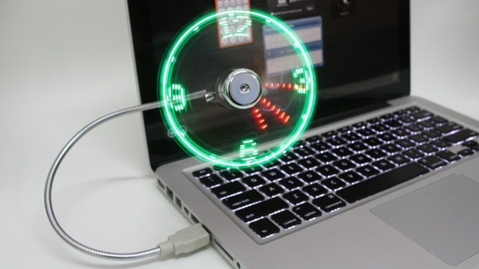 ファンが回ると時計が浮かび上がる、一台二役なPCアクセサリー