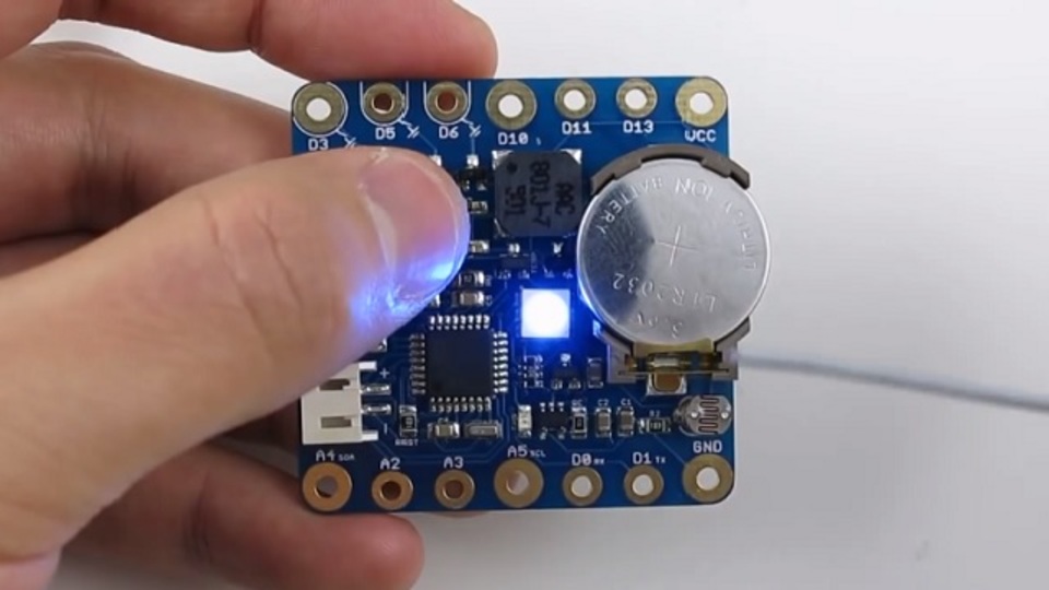 テクノなファッションのDIYに。Arduinoよりさらに小さい電子工作ボードSquareWear