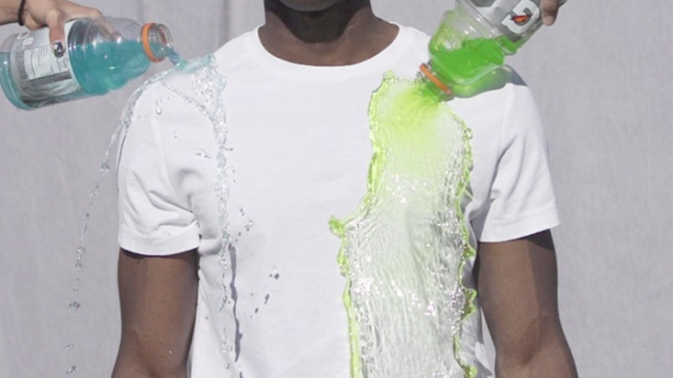 弱点を完全克服。コーヒーをこぼしても真っ白なままでいられるTシャツ