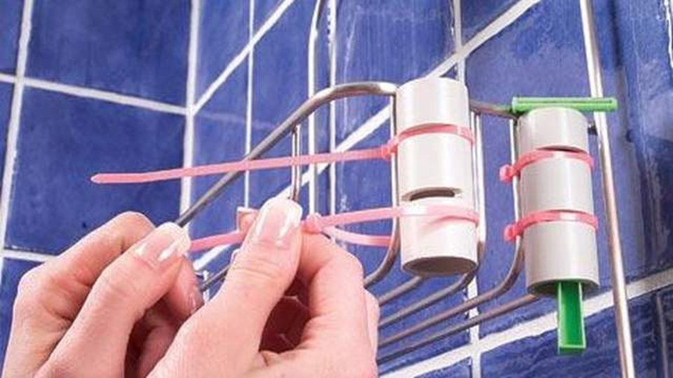 ヒゲ剃りをシャワー近くに掛けておくと便利(身近なものでDIYするレシピ)