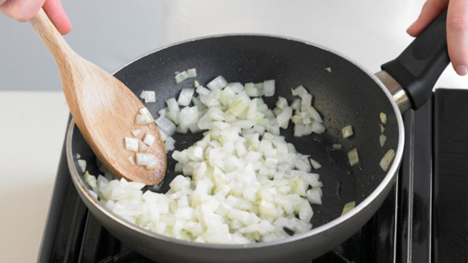 フライパンのコツ:美味しいコゲを作るには、加熱中に少量の水を加える