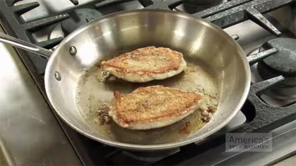 皮がカリカリなチキンソテーをつくる金言「冷たいフライパンからはじめよ」