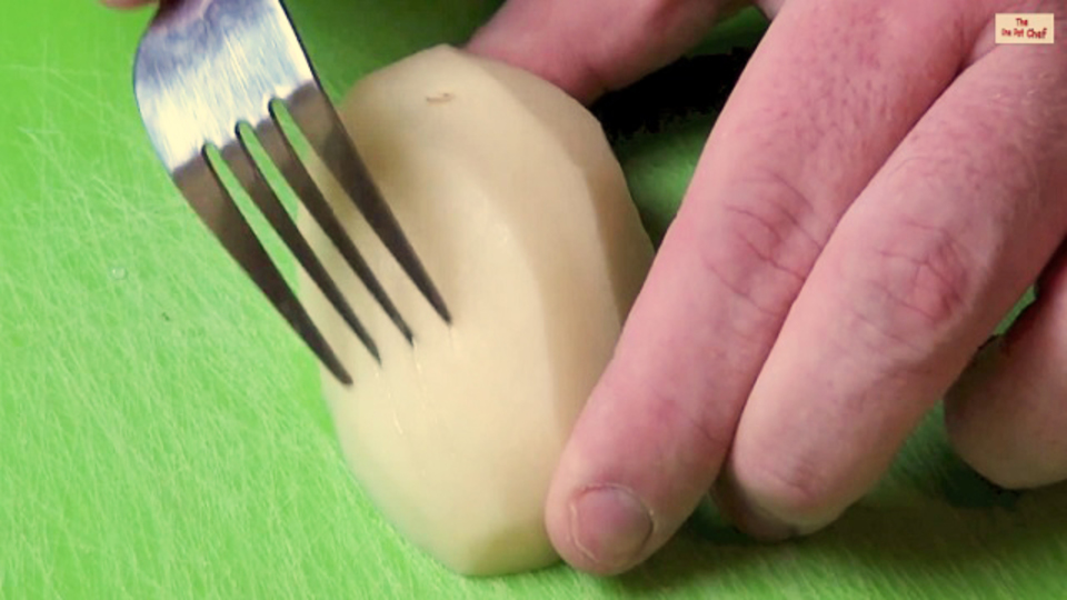 最高のローストポテトを作るためにはフォークでジャガイモに傷を入れよう