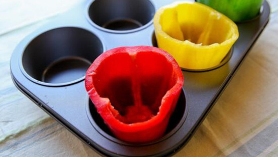 マフィンのトレーを使ってピーマンの型くずれを未然に防ぐ