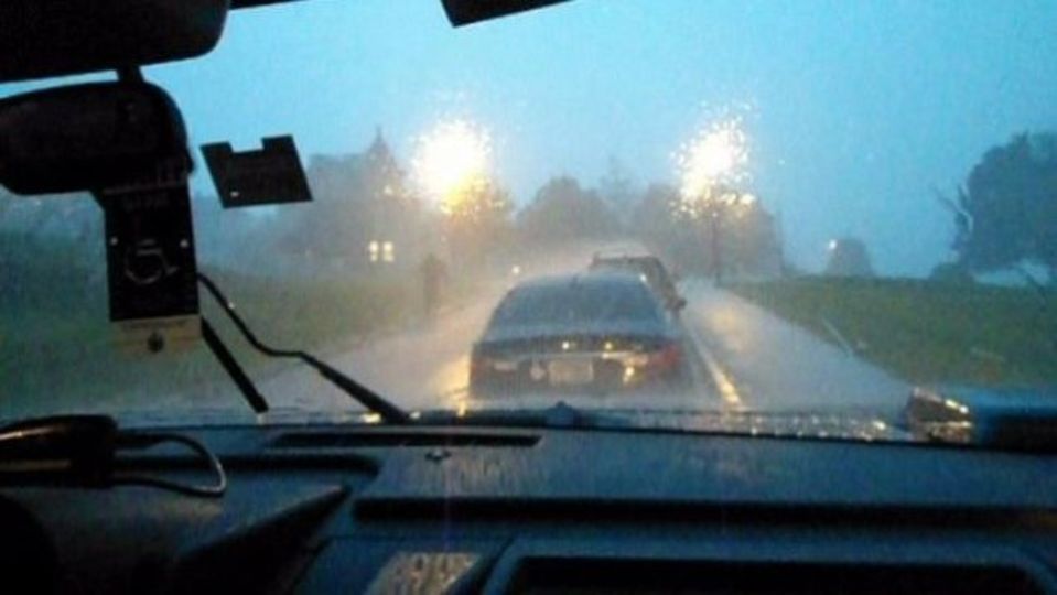 暴風雨の中ではクルーズコントロールを切った方が無難