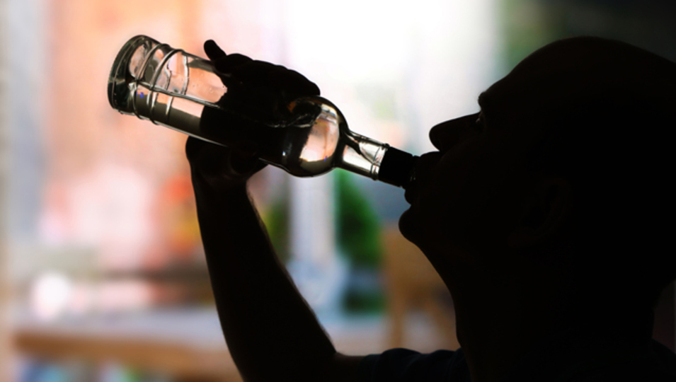 「お酒でストレス発散」は逆効果かもしれない