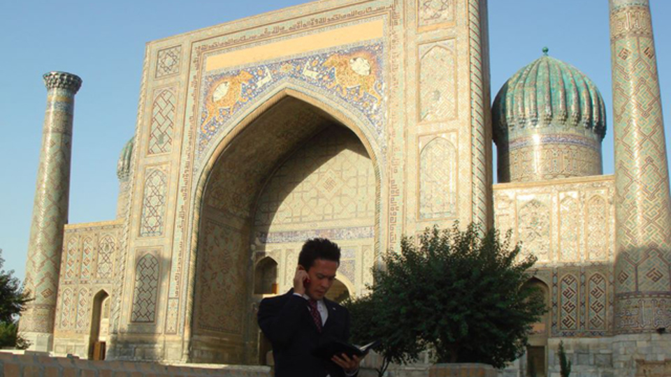 ウズベキスタンでモデル事務所を立ち上げた男が説く、旅行中にビジネスチャンスを見つける方法