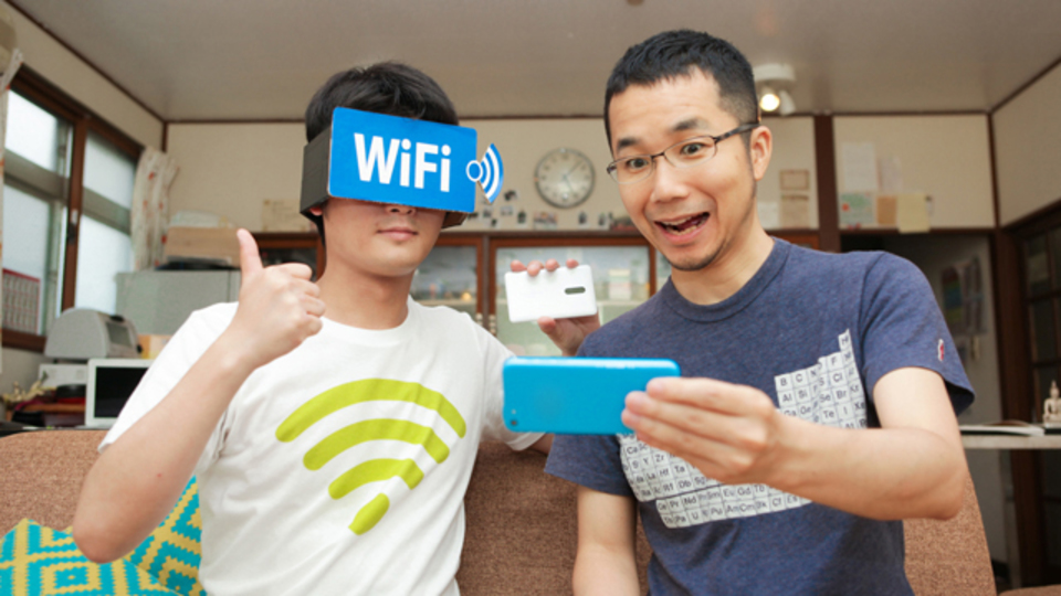 ネットが繋がらないあの人のために。超薄型モバイルルーターを持って「Wi-Fi兄さん」になろう