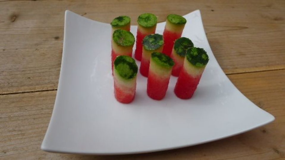 リンゴの芯抜き器を応用して、手軽に食べられるスイカはいかが?