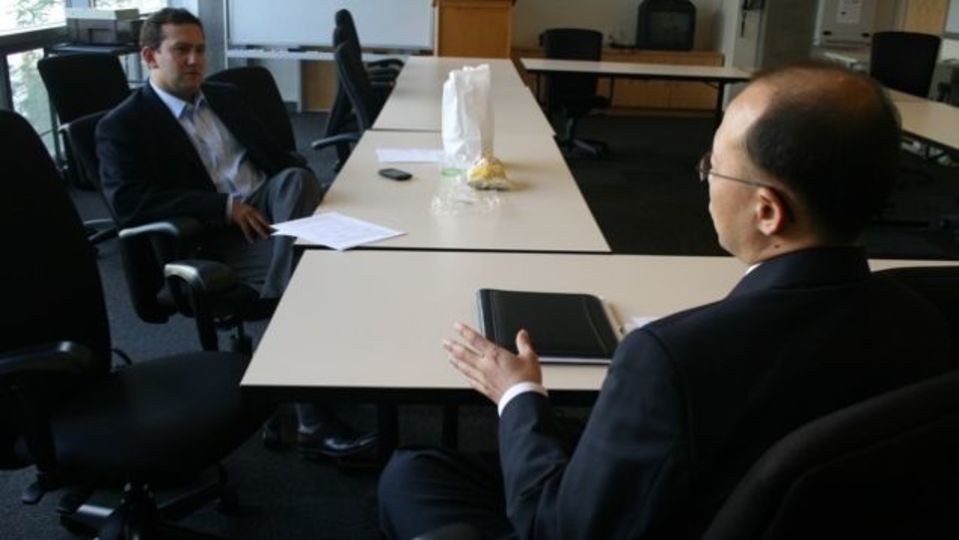 面接では序盤に質問をしておくことで有利に進む