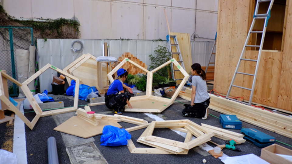 ついに搬入。虎ノ門で小屋が建設中!:ライフハッカーとデザインムジカが制作する「小屋」ドキュメント vol.5