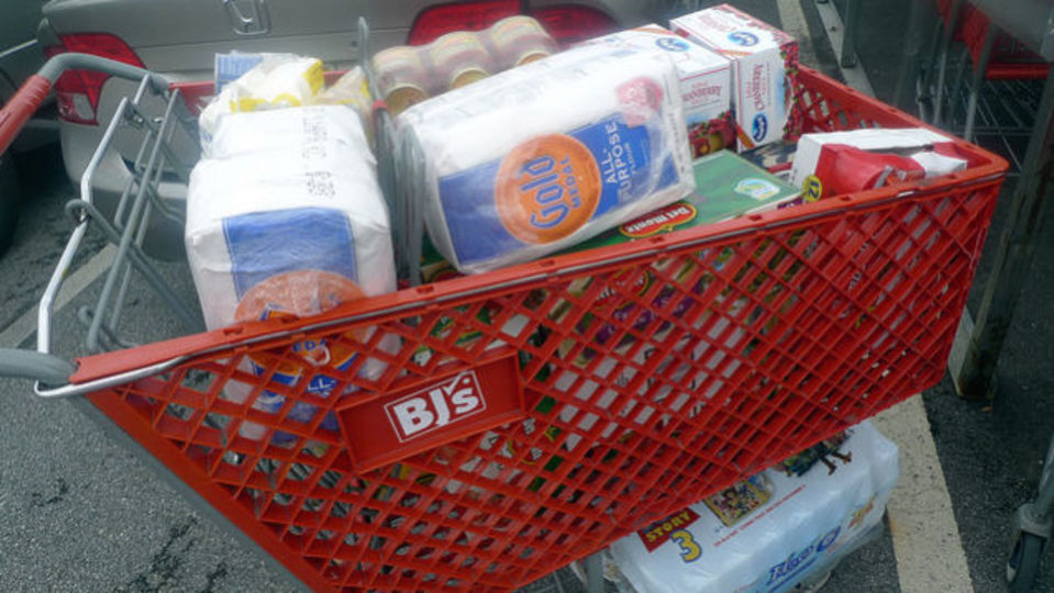 なぜ試食をするとつい買ってしまうのか? 「脳がそれを買いたがる」メカニズム