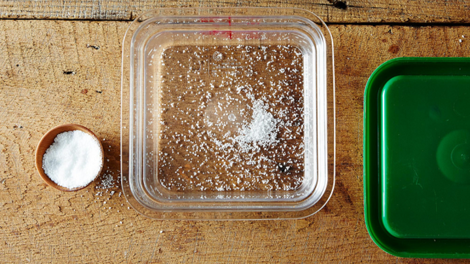 食品容器に付くニオイを防ぐなら、塩を入れて保存するといい