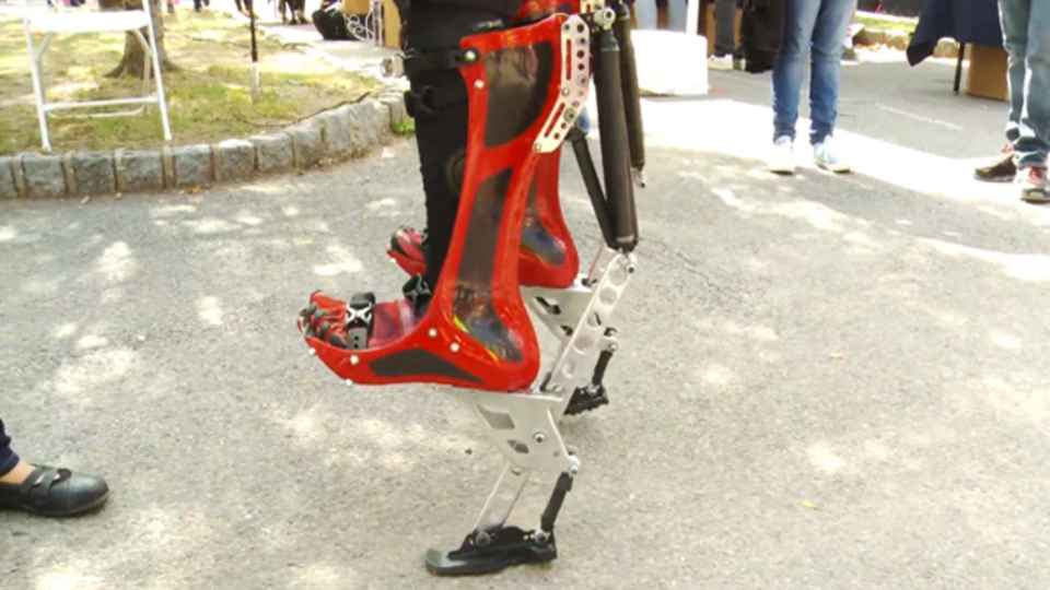 ダチョウに魅せられた発明家が作った時速40kmで走れるロボットブーツ