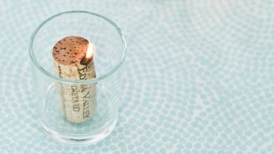 コルクをアルコールに浸して即席キャンドルを作る方法