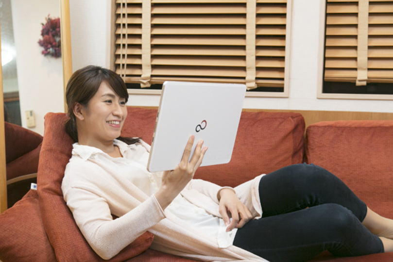 最先端の「ごろごろ・まったり」を味わえる...富士通の新しいPC「GH77/T」のありそうでなかった感がイイ