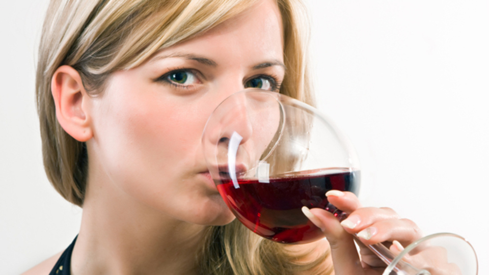 グラス2杯のお酒を飲むと、見た目の印象がアップする:研究結果