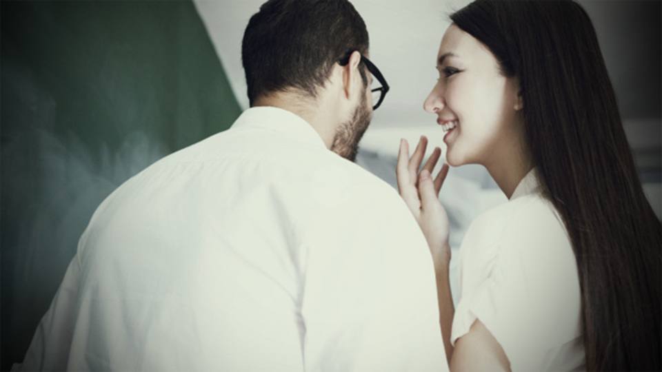 「うわさ好きの同僚」に巻き込まれないための3戦術