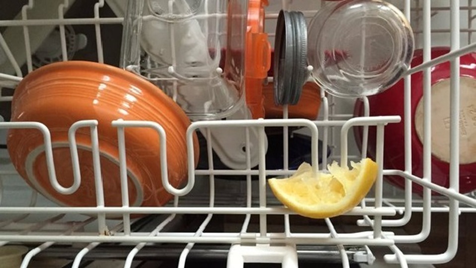 食器洗い機にレモンを入れるだけで、食器がピカピカに