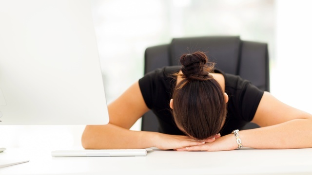 暑いオフィスに忍び寄る睡魔には「1分仮眠法」が効果的